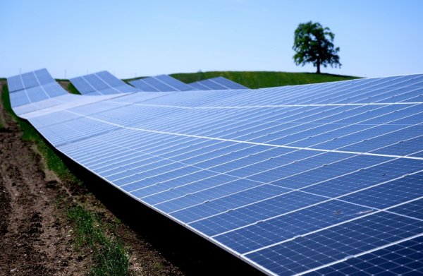 Solarparks wie dieser in der Nähe der Autobahn 95 in Bayern machen knapp ein Drittel der in Deutschland installierten Leistung aus. (Archivbild) - © Sven Hoppe/dpa
