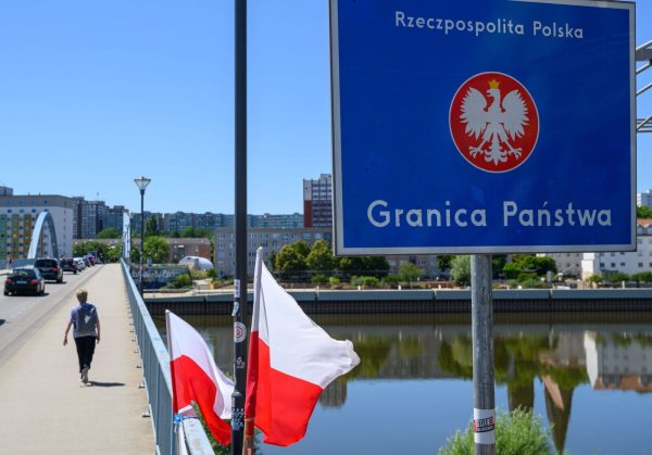 Der deutsch-polnische Grenzübergang Stadtbrücke zwischen Frankfurt (Oder) und Slubice. Polens Regierung rechnet mit Behinderungen des Grenzverkehrs durch die am Montag beginnenden Kontrollen an der Grenze. (Archivbild) - © Patrick Pleul/dpa