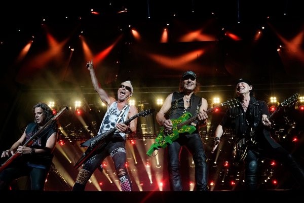 Fans schwärmen von der Energie der Scorpions auf der Bühne. (Archivbild) - © Leo Correa/AP/dpa