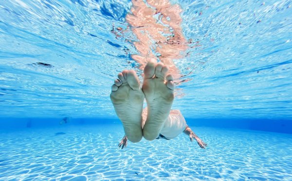 Das Freibad einer Schweizer Gemeinde ist bis Ende August fast ausschließlichen den Einheimischen vorbehalten. (Illustration) - © Julian Stratenschulte/dpa