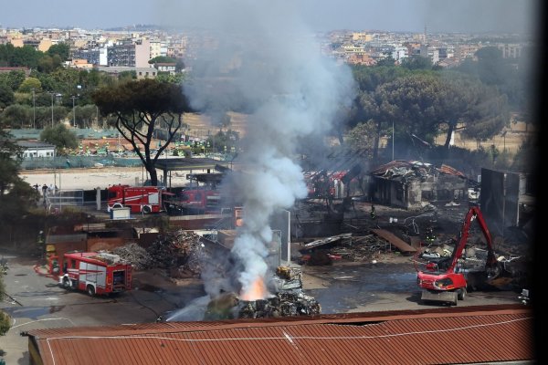 Neben der Tankstelle befindet sich ein Sportzentrum mit einem Tennisplatz, das durch die Explosion schwer beschädigt wurde. - © Marco Iacobucci/IPA via ZUMA Press/dpa
