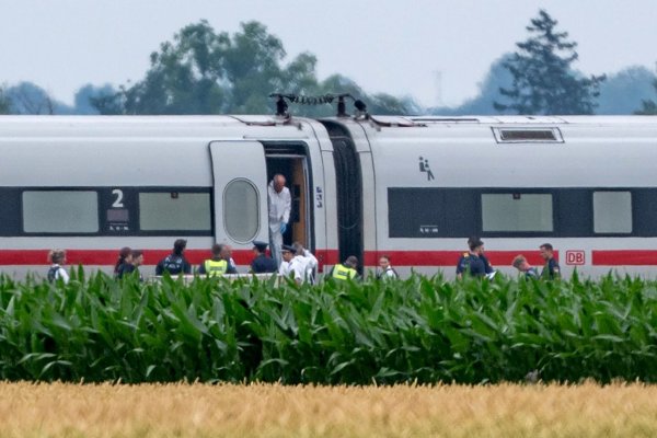 Ermittler der Spurensicherung untersuchten den ICE. - © Armin Weigel/dpa