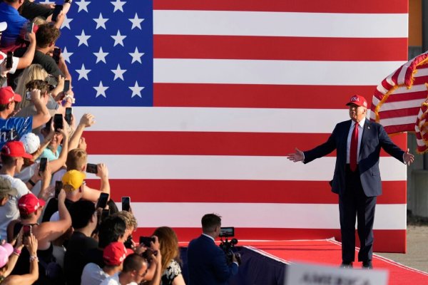 Trump hat innenpolitisch einen wichtigen Erfolg erzielt. - © Charlie Neibergall/AP/dpa
