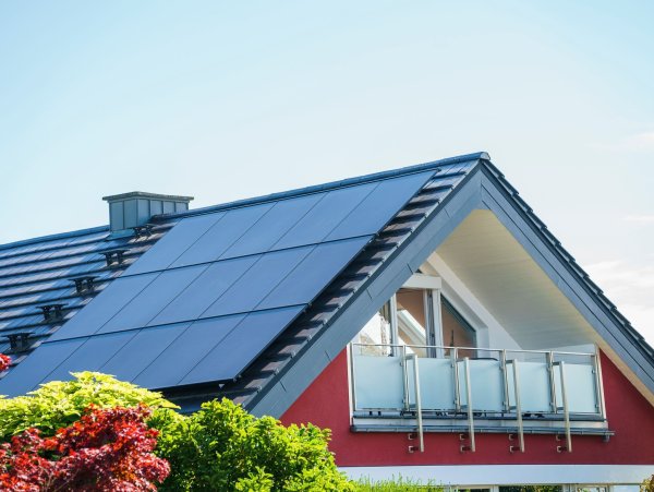 Immer mehr Haushalte in Deutschland setzen auf Sonnenenergie zur Stromerzeugung. - © Andreas Arnold/dpa
