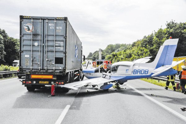 Ungewöhnlicher Anblick: Bei der Landung berührte das Flugzeug einen entgegenkommenden Sattelzug Lastwagen und drehte sich, die Tragflächen und der Lkw wurden leicht beschädigt. Der Pilot und der Lkw-Fahrer blieben unverletzt. - © Andreas Eickhoff