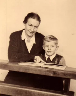 Trügerisches Idyll: Hermann Lüdeking alias Roman Roszatowski wurde in Polen aus seiner Familie gerissen und von den Nationalsozialisten verschleppt. Über den Verein "Lebensborn" kam er nach Lemgo zu seiner Pflegemutter Maria Lüdeking. - © Foto: privat