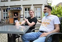 Sch&uuml;tzenk&ouml;nig Sebastian Boer (l.) und Betreiber Andreas Lazaridis sitzen im Biergarten des "J&auml;gerhauses". - &copy; Karin Prignitz