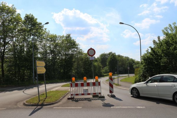 Gesperrt: Die Windwehe ist ab Kreisel Hauptstraße dicht. Anlass sind die Bauarbeiten für einen neuen Kreisverkehr. - © Thomas Dohna