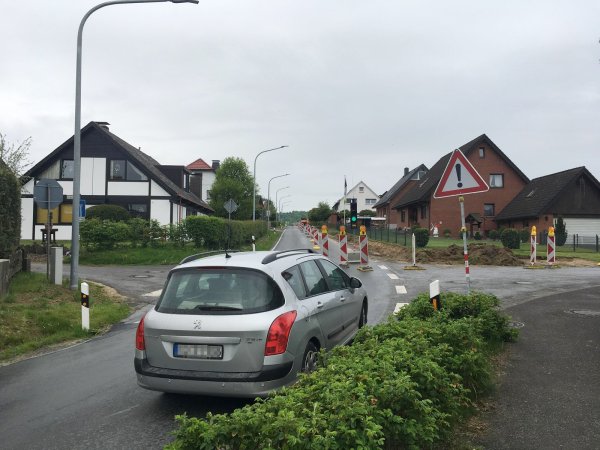 Radwegbau in Brüntorf: Insgesamt rechnen die Fachleute mit ungefähr vier Wochen Bauzeit. - © Till Brand