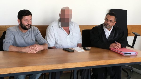 Übersetzer Mehmet Şirin Demir,
der Angeklagte und sein Anwalt Remzi Yalcin. - © Erol Kamisli