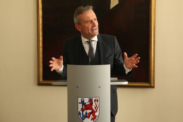 An einem Pult im Düsseldorfer Rathaus redet der ehemaligen Oberbürgermeister Thomas Geisel. - © David Young/dpa/Archivbild