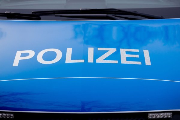 Der Polizei-Schriftzug steht auf einem Einsatzfahrzeug. - © Christoph Soeder/dpa/Symbolbild