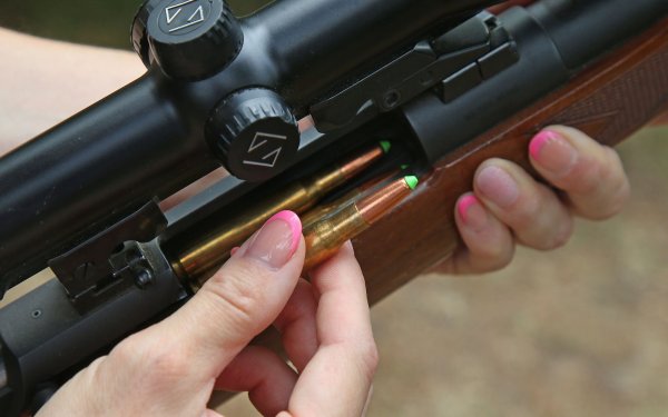 Eine Jägerin lädt ihre Jagdwaffe mit bleifreier Jagdmunition. - © Wolfgang Kumm/dpa/Symbolbild