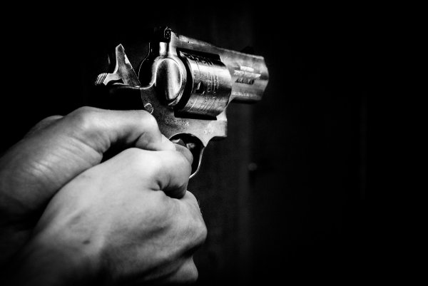 Mit gezückter waffe stand der Bankräuber vor dem Filialleiter und forderte die Herausgabe des Geldes. - © Symbolbild Pixabay