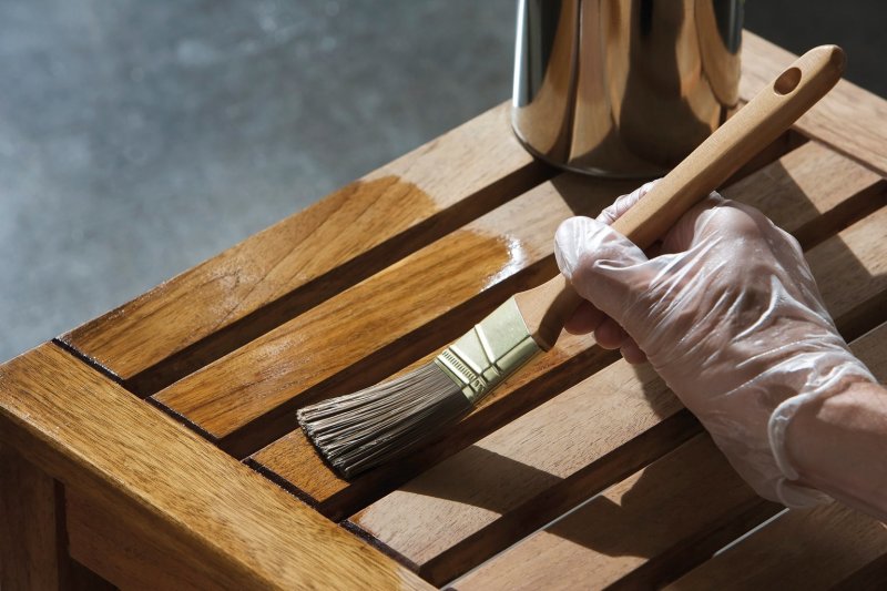 Gartenmöbel aus Holz im Frühjahr ölen | Servicethema Bauen & Wohnen - LZ.de