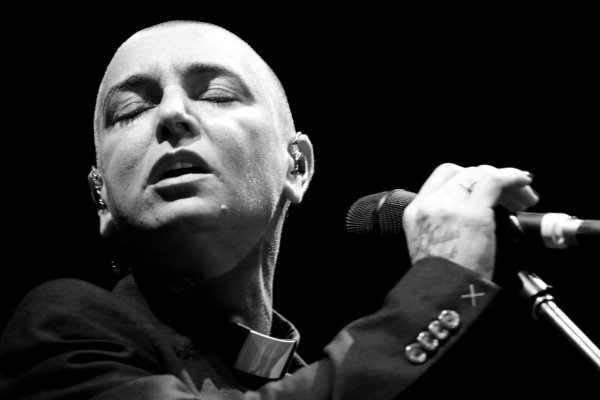 Popsängerin Sinead O\\\'Connor - hier bei einem Konzert in Santiago de Chile - wurde nur 56 Jahre alt. - © Sebastian Silva/EFE/epa/dpa