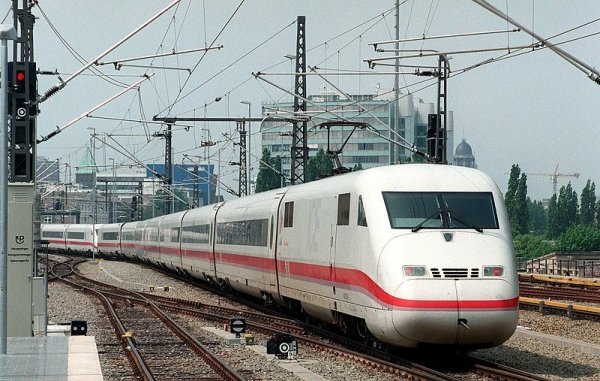Baugleiche Züge pendeln zwischen Berlin und dem Rheinland durch Bielefeld. - © SYMBOLFOTO: DPA