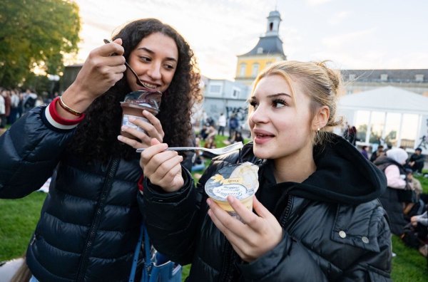 Auf der Hofgartenwiese ging der Pudding mit Gabeln zum Mund. - © Benjamin Westhoff/dpa