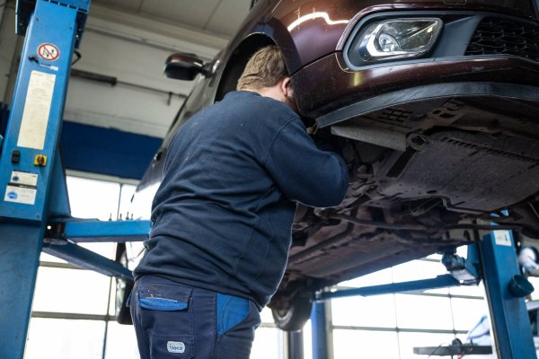 Reparaturen und Wartungen von Autos sind in den vergangenen Jahren deutlich teurer geworden. (Archivbild) - © Hannes P. Albert/dpa