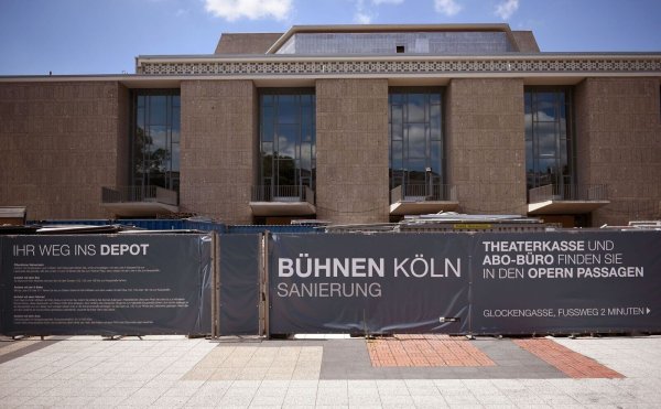 Nach einer jahrelangen Sanierung mit extrem gestiegenen Kosten steht ein Termin zur Wiedereröffnung der Kölner Bühnen fest. (Archivfoto) - © Henning Kaiser/dpa