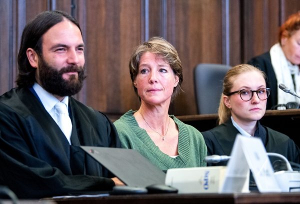 Christina Block bittet das Gericht, ihre Tochter nicht in öffentlicher Sitzung anzuhören. - © Daniel Bockwoldt/dpa Pool/dpa