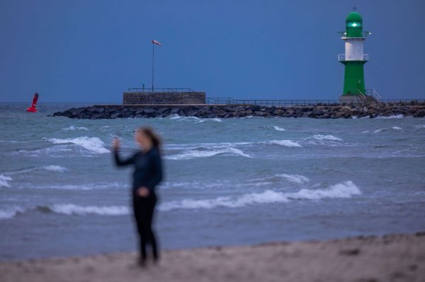 Betroffen vom jüngsten Fischsterben war die Küste von Markgrafenheide, Hohe Düne, Warnemünde bis Heiligendamm. (Archivbild) - © Jens Büttner/dpa