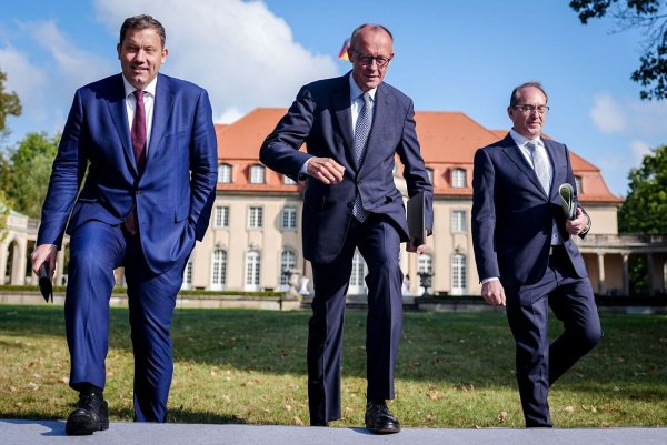 Merz, Vizekanzler Klingbeil und Innenminister Dobrindt traten gemeinsam vor die Presse. - © Kay Nietfeld/dpa