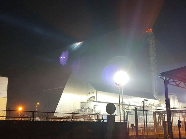 Die Schutzhülle über dem zerstörten Reaktor. - © Uncredited/Ukrainian Emergency Service/AP/dpa