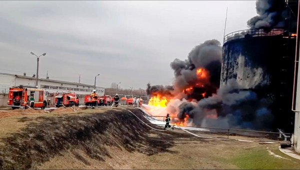 Die Feuerwehr löscht ein in Brand geratenes Öldepot in Russland. (Archivbild) - © Uncredited/Russian Emergency Ministry Press Service/AP/dpa