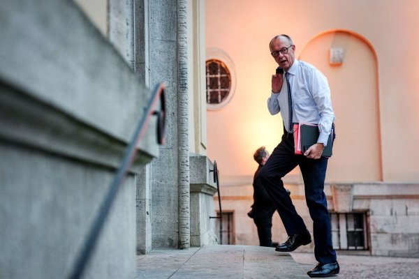 Bundeskanzler Friedrich Merz (CDU) sagt, Schnieder gehe es besser. - © Kay Nietfeld/dpa
