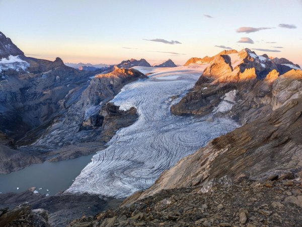 Der Gletscher Claridenfirn im Schweizer Kanton Glarus war im September 2025 komplett schneefrei. - © Matthias Huss/Glamos Gletschermessnetz/Akademie der Naturwissenschaften Schweiz (SCNAT)/dpa