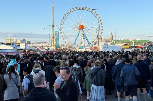 Die Wiesn war stundenlang gesperrt. - © Christof Rührmair/dpa