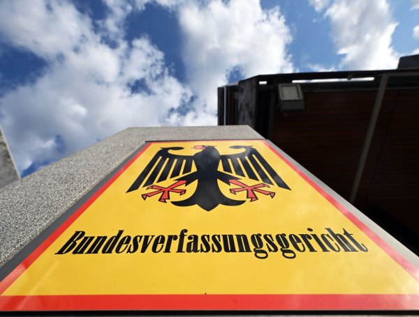 Das Bundesverfassungsgericht hat eine Verfassungsbeschwerde gegen die Verwendung von Anom-Chat-Daten geprüft. (Archivbild) - © Uli Deck/dpa
