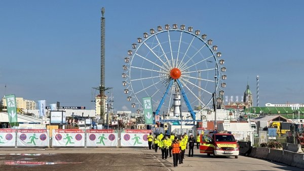 Das Oktoberfest bleibt bis mindestens 17 Uhr geschlossen. - © Christof Rührmair/dpa