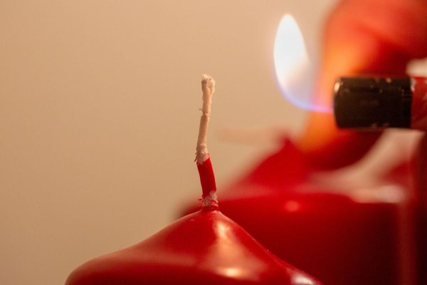 Über 100.000 Menschen in NRW haben an Heiligabend oder an den beiden Weihnachtsfeiertagen Geburtstag. - © Fernando Gutierrez-Juarez/dpa