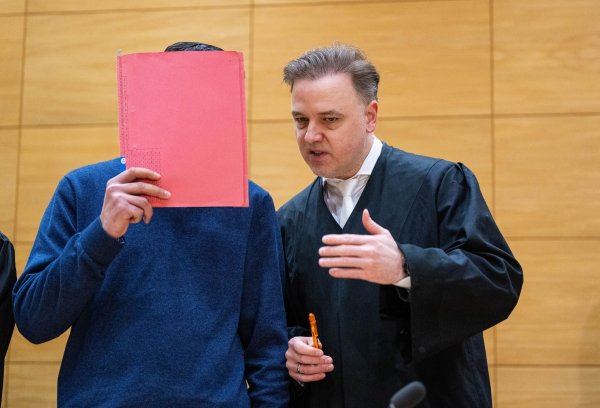 Einer der Angeklagten (l) steht mit seinem Anwalt Burkhard Benecken beim Beginn des Prozesses um den Totschlag nach einer Abifeier in Bad Oeynhausen vor dem Landgericht. - © Guido Kirchner/dpa