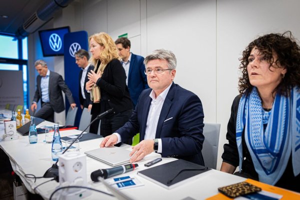 VW-Verhandlungsführer Arne Meiswinkel (2.v.r.) ringt mit der IG Metall um einen Kompromiss im Tarifstreit. (Archivfoto) - © Moritz Frankenberg/dpa