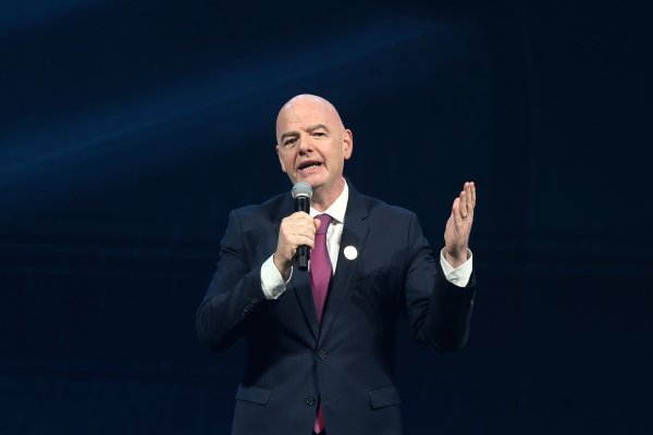 Gastgeber beim FIFA-Gala Dinner in Doha: Präsident Gianni Infantino - © Hussein Sayed/AP/dpa