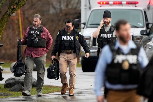 Polizisten sind nach dem Schusswaffenangriff an einer Schule im US-Bundesstaat Wisconsin im Einsatz. - © Morry Gash/AP/dpa
