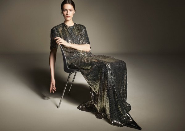 Kommt ohne Extra-Schmuck aus: Glitzer-Outfit von H&M (Top ca. 99 Euro, Rock ca. 129 Euro). - © H&M Studio/dpa-tmn