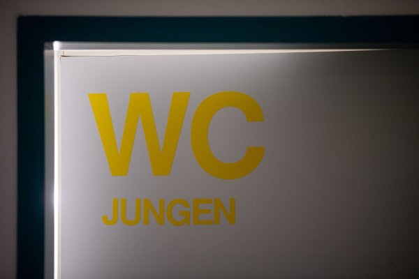 Auf einer Schultoilette in Soest in NRW ist ein WC gesprengt worden (Archivfoto) - © Sebastian Gollnow/dpa