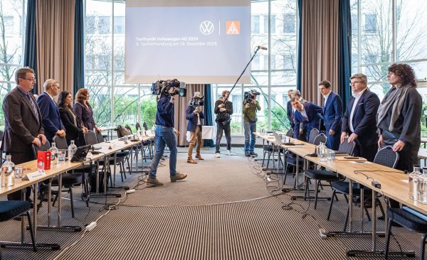 Zähe Verhandlungen: Bei VW geht die fünfte Tarifrunde in die Verlängerung. (Archivfoto) - © Moritz Frankenberg/dpa