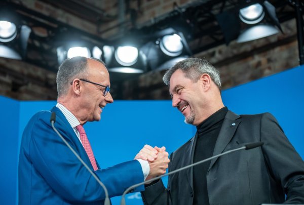 Merz betonte, die Schwesterparteien CDU und CSU hätten zu «neuer Geschlossenheit» gefunden. - © Michael Kappeler/dpa