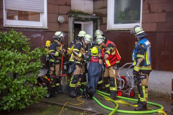 Bei der Räumung des Hauses wurden die Menschen mit Hauben vor dem Rauch geschützt. - © -/Feuerwehr Essen /dpa