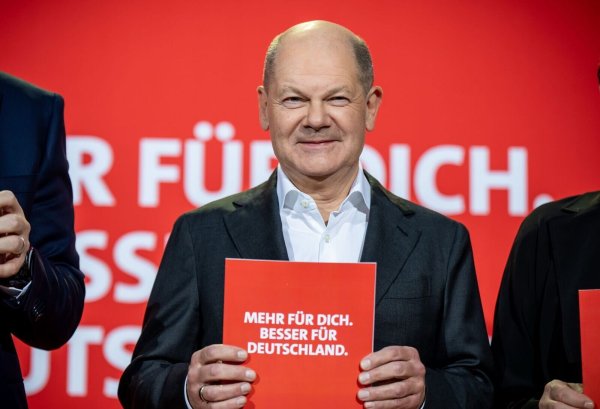 «Mehr für dich»: Der Slogan der SPD zur Wahl. Die Partei um Olaf Scholz setzt auf gute Löhne und soziale Sicherheit. - © Michael Kappeler/dpa
