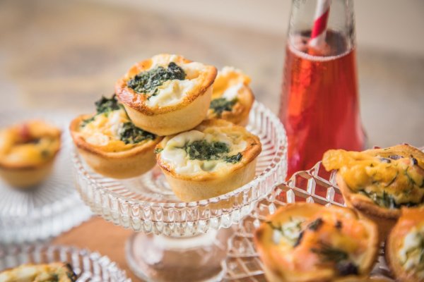 Eine Idee für einen Happen vorab: Quiche im Miniformat - zum Beispiel gefüllt mit Ei, Feta und Spinat. - © Christin Klose/dpa-tmn