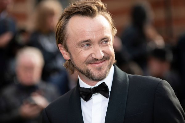 Berühmt wurde er als der blonde Erzrivale Draco Malfoy: Tom Felton kehrt ins Harry-Potter-Universum zurück. (Archivbild) - © Vianney Le Caer/Invision via AP/dpa