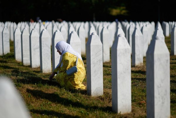 Erstmals wurde das Massaker von Srebrenica als Internationaler Gedenktag begangen. - © Darko Bandic/AP/dpa