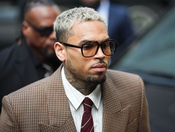 Chris Brown bestreitet, in London im Februar 2023 einen Musikproduzenten angegriffen zu haben. - © James Manning/PA Wire/dpa