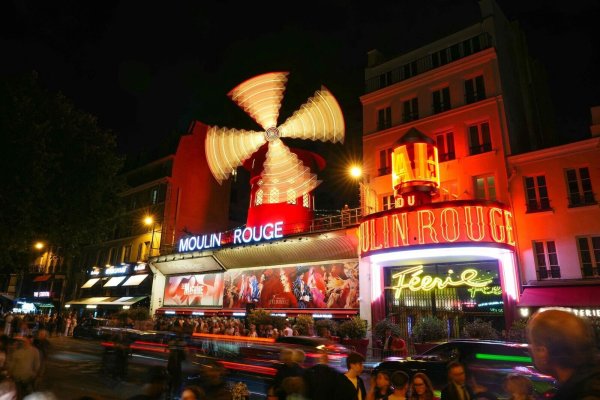 Ein neues Mühlrad für das Moulin Rouge - mehr als ein Jahr nach dem Absturz des alten Konstrukts drehen sich an dem Theater wieder die Flügel. - © Dimitar Dilkoff/AFP/dpa